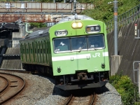 2020年9月撮影、JR藤森駅にて。103系同士の並びをここで撮影し、折り返しを待っていると、なんと京都に向かった103系NS407編成が、みやこ路快速として折り返してきました！これはビックリです。