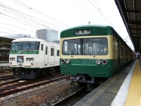 185系特急踊り子号が、3000系伊豆箱根鉄道軌道線復刻塗装編成と並びました。