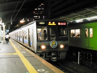 2003年9月撮影、大阪駅にて。福知山線の下り夕ラッシュ限定で、停車駅を絞った速達快速が運転されていました。新三田までは同じ、新三田からは相野のみ停車でした。横のウグイス色103系も懐かしいです。
