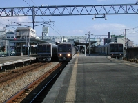 2004年12月撮影、川西池田駅にて。4線すべて207系が入りました。