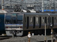 2005年4月撮影、京都駅にて。近鉄前留置線に207系が停車しており、側扉全開で大和路快速 | 近江長岡の表示を出していました。
