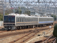 2005年12月撮影、尼崎駅にて。2005年10月から車体帯が変更になり、紺色とオレンジのカラーになりました。3両と4両を連結しているので、編成の前後で異なるカラーとなっている場合もありました。