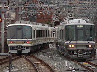2008年2月撮影、久宝寺にて。223系6000番台の試運転列車と、221系区間快速との並びです。