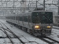 2008年2月撮影、久宝寺にて。雪の中223系6000番台の試運転列車が到着します。