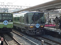 2008年３月撮影、久宝寺駅にて。　開業日ということもあり出発式が行われていました。この日は223系6000番台の直通快速初列車となる１本目のみ、開業記念ＨＭつきでした。