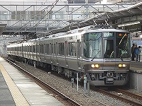 2008年4月撮影、尼崎駅にて。宮原所の223系6000番台は、JR東西線対応でパンタグラフが計4基搭載されています。これから地下線に入るのですべて上昇させています。