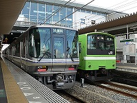 2008年1月撮影、久宝寺にて。223系6000番台の試運転列車と、201系普通柏原行きとの並びです。