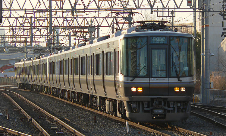 夕陽を浴びて久宝寺駅に到着する223系6000番台の直通快速奈良行き