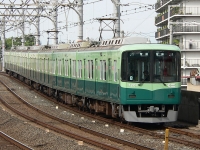 2005年10月撮影、大和田駅にて。萱島行き普通に充当される7200系7201F。