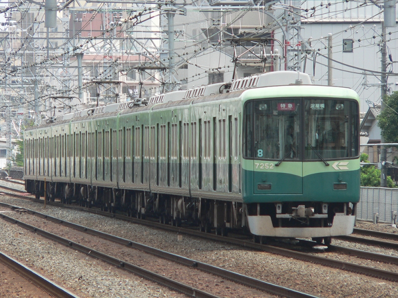 2009年7月撮影、野江駅にて。淀屋橋行き特急に充当される7200系7202F。
