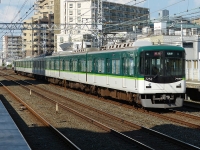 2017年8月撮影、関目駅にて。特急運用の代走を務める7200系7202F。