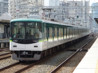 2016年3月撮影、関目駅にて。快速急行出町柳行きに充当される7200系7202F。