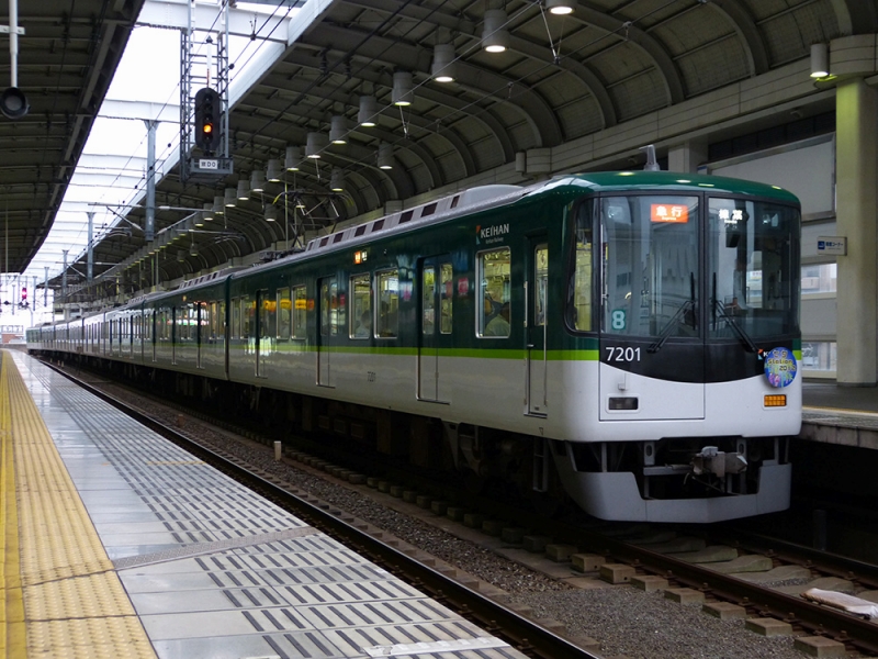 2012年7月撮影、寝屋川市駅にて。七夕Station2012のHMを掲出する7201F。