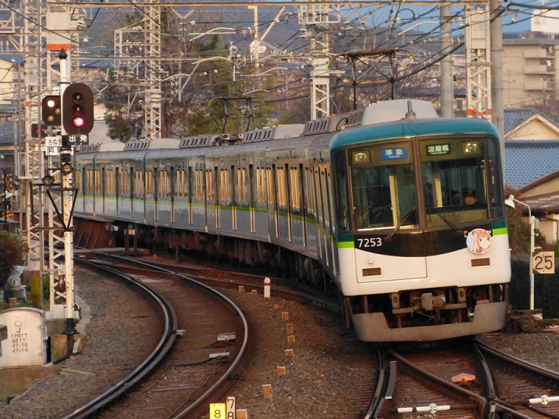 2014年1月撮影、中書島駅にて。京阪沿線を舞台にしたアニメ『いなりこんこん、恋いろは。』のキャラクターの一人である「墨染さん」のHMを掲出する7203F。