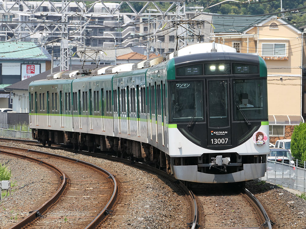 響け！ユーフォニアムのヘッドマークを掲出した京阪13007F