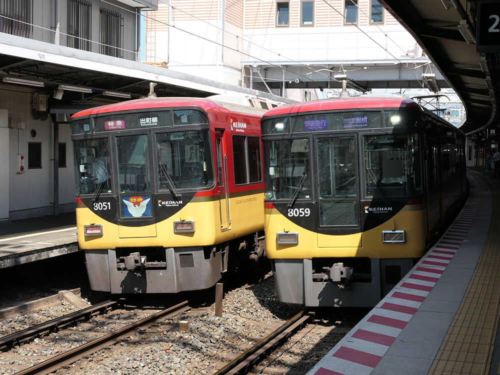 京阪8000系特急京阪8000系特急と快速急行