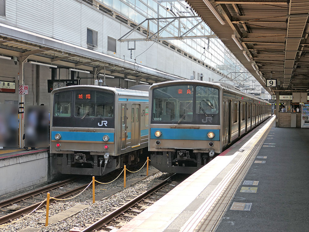 京都駅で奈良線205系並び