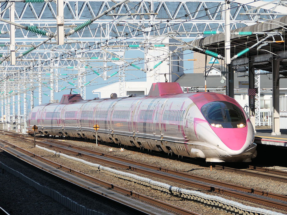 西明石駅に到着する500系ハローキティ号