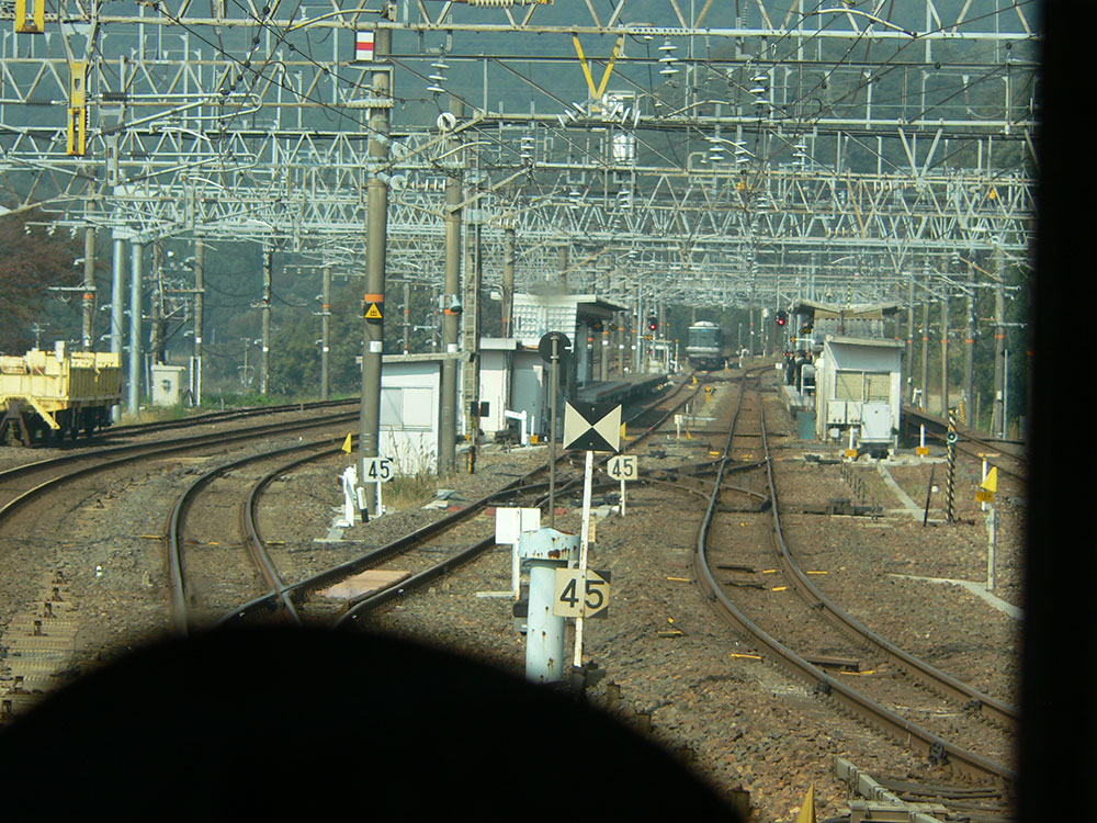 車内から眺める近江塩津駅