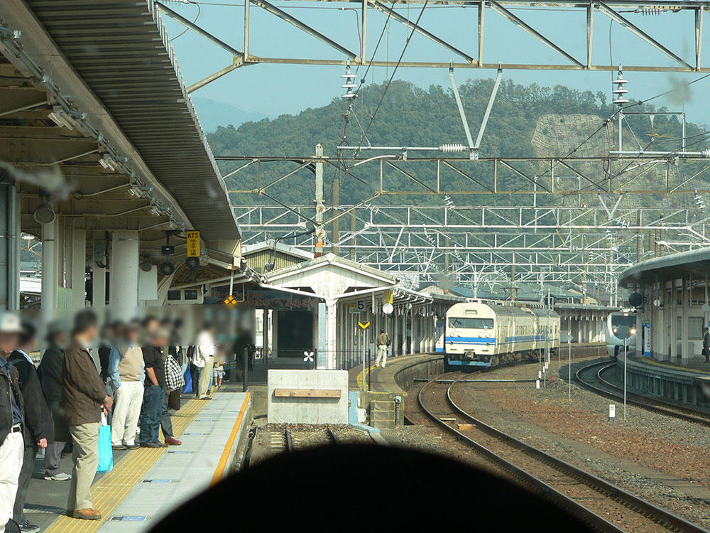 車内から眺める敦賀駅