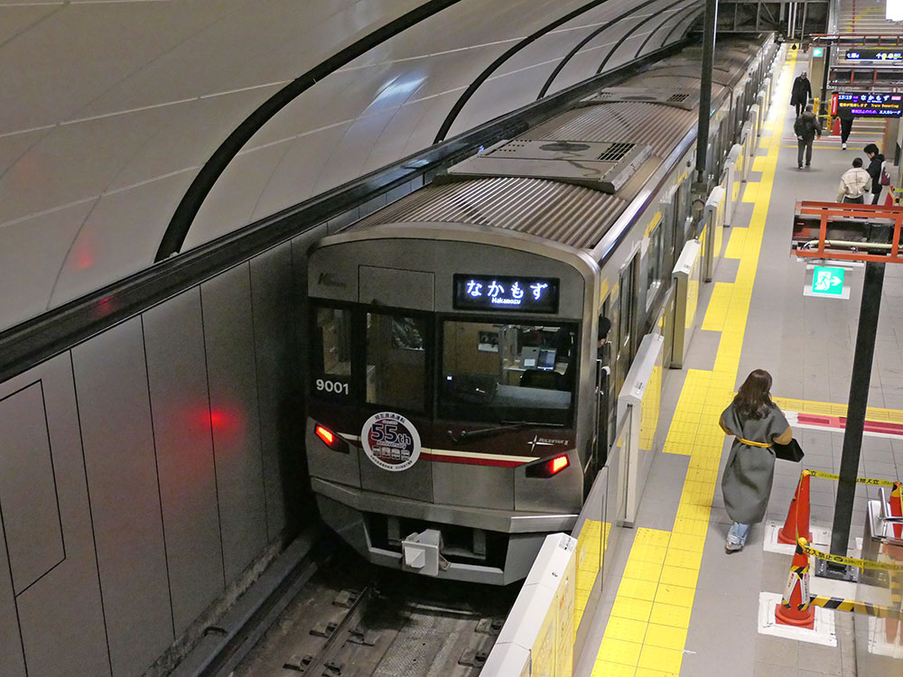 大阪メトロ御堂筋線－北大阪急行電鉄 相互直通運転開始55周年記念ヘッドマークを掲出した9000形9001F