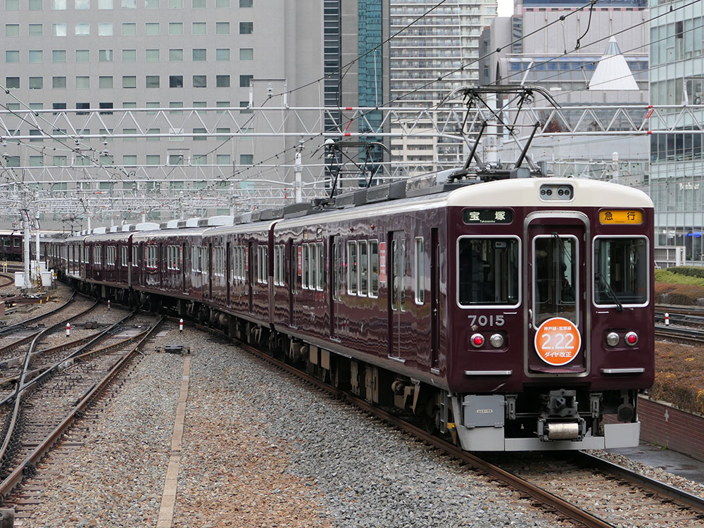 阪急ダイヤ改正告知ヘッドマークを掲出した7000系